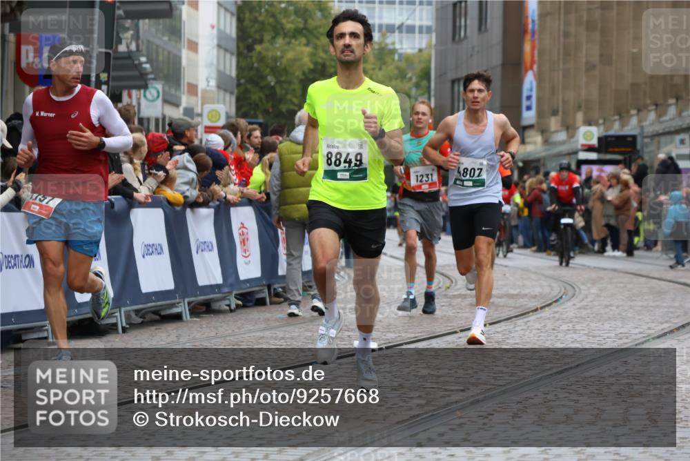 05.10.2025 - 20. swb-Marathon Bremen Strokosch-Dieckow http://msf.ph/oto/9257668 05.10.2025 12:55:01 Ziel 298, 508, 1231, 2151, 4030, 4807, 8849 meine-sportfotos.de