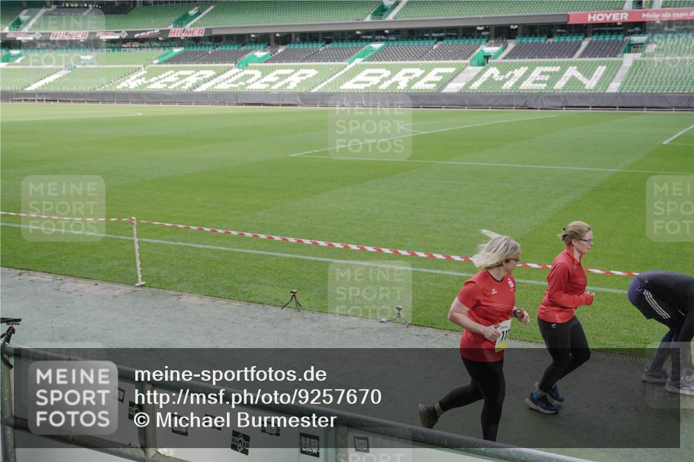 05.10.2025 - 20. swb-Marathon Bremen Michael Burmester http://msf.ph/oto/9257670 05.10.2025 10:45:15 Laufen im Stadion 7109, 7110, 8476, 9242, 9264, 9342, 9441, 9567, 9631, 9756, 9767, 9768, 9899, 9948, 9970, 10000, 10114, 10115, 10190, 10282, 10292, 10339, 10340, 10379, 10472, 10622, 10647, 10671, 10728, 10752, 10808, 10842, 10846, 10957, 11060, 11085, 11117, 11118, 11139, 11264, 11293, 11367, 11375, 11378, 11407, 11541, 11557, 7007, 8844, 9012, 9303, 9479, 9572, 9667, 10273, 10364, 10665, 10984, 11072, 11252, 11385, 11448, 11544 meine-sportfotos.de