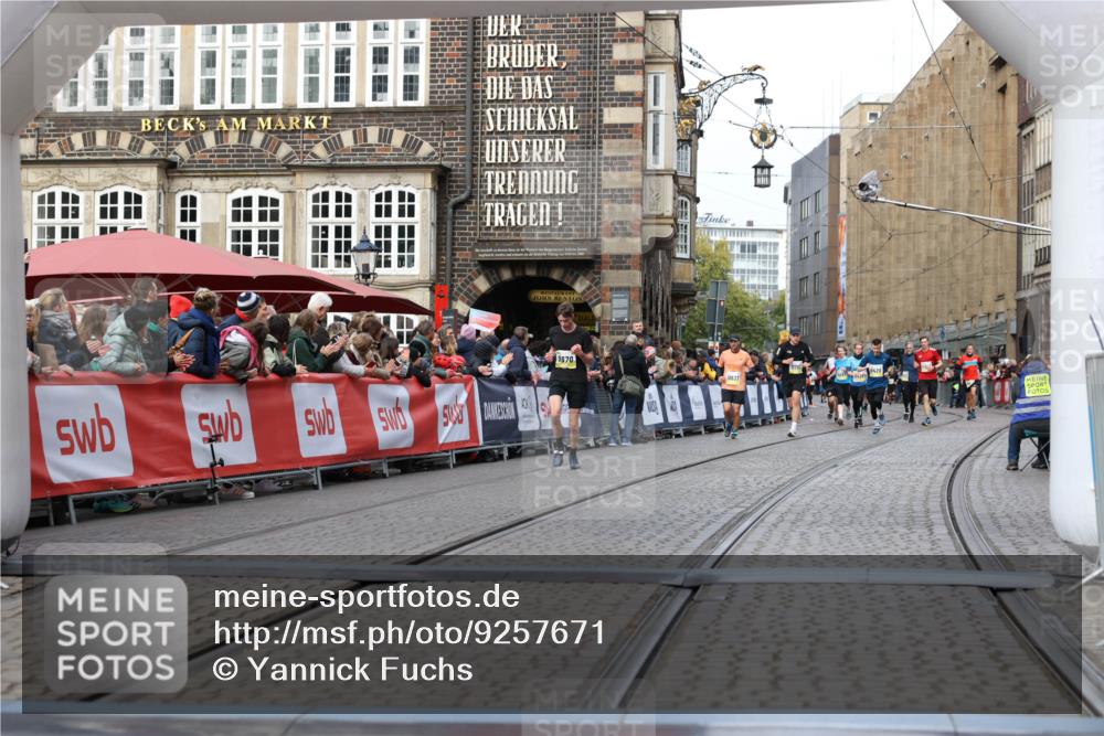 05.10.2025 - 20. swb-Marathon Bremen Yannick Fuchs http://msf.ph/oto/9257671 05.10.2025 10:47:24 Ziel 9411, 9670, 9711 meine-sportfotos.de