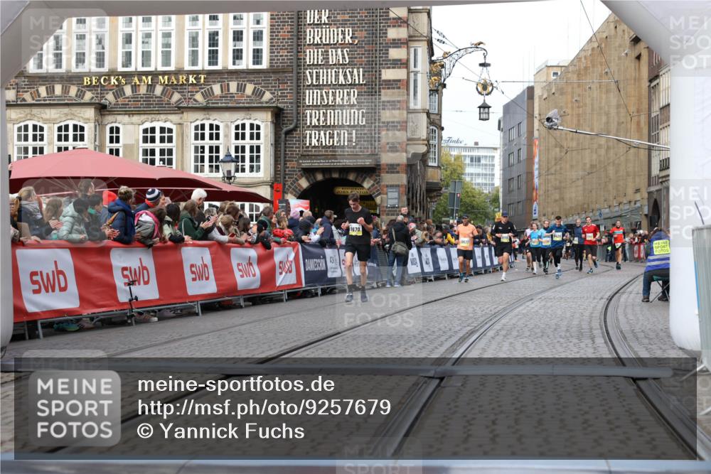 05.10.2025 - 20. swb-Marathon Bremen Yannick Fuchs http://msf.ph/oto/9257679 05.10.2025 10:47:24 Ziel 9411, 9670, 9711 meine-sportfotos.de