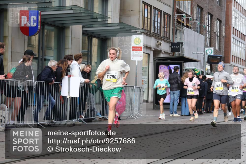 05.10.2025 - 20. swb-Marathon Bremen Strokosch-Dieckow http://msf.ph/oto/9257686 05.10.2025 10:58:32 Ziel 7163, 8585, 9346, 9349, 9359, 9370, 9518, 9540, 9542, 9601, 9622, 9714, 9847, 9977, 10080, 10263, 10357, 10560, 10561, 10588, 10591, 10607, 10679, 10871, 11078, 11290, 11483, 11612, 11651, 7163, 8585, 9346, 9349, 9359, 9370, 9518, 9540, 9542, 9601, 9622, 9714, 9847, 9977, 10080, 10263, 10357, 10560, 10561, 10588, 10591, 10607, 10679, 11290, 11483, 11612, 11651 meine-sportfotos.de