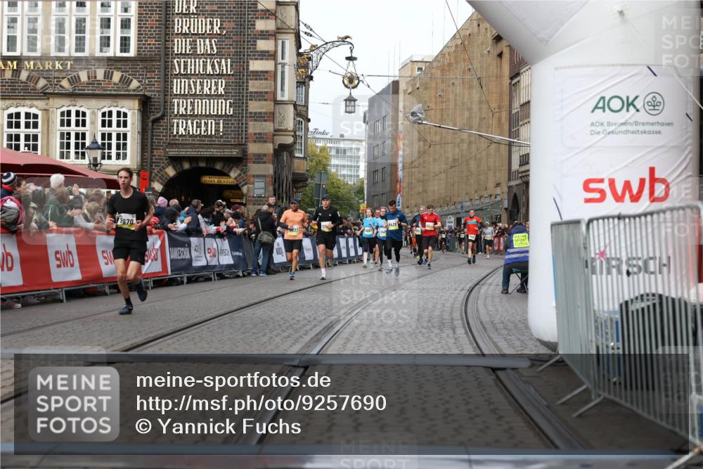 05.10.2025 - 20. swb-Marathon Bremen Yannick Fuchs http://msf.ph/oto/9257690 05.10.2025 10:47:26 Ziel 9411, 9670, 9711 meine-sportfotos.de
