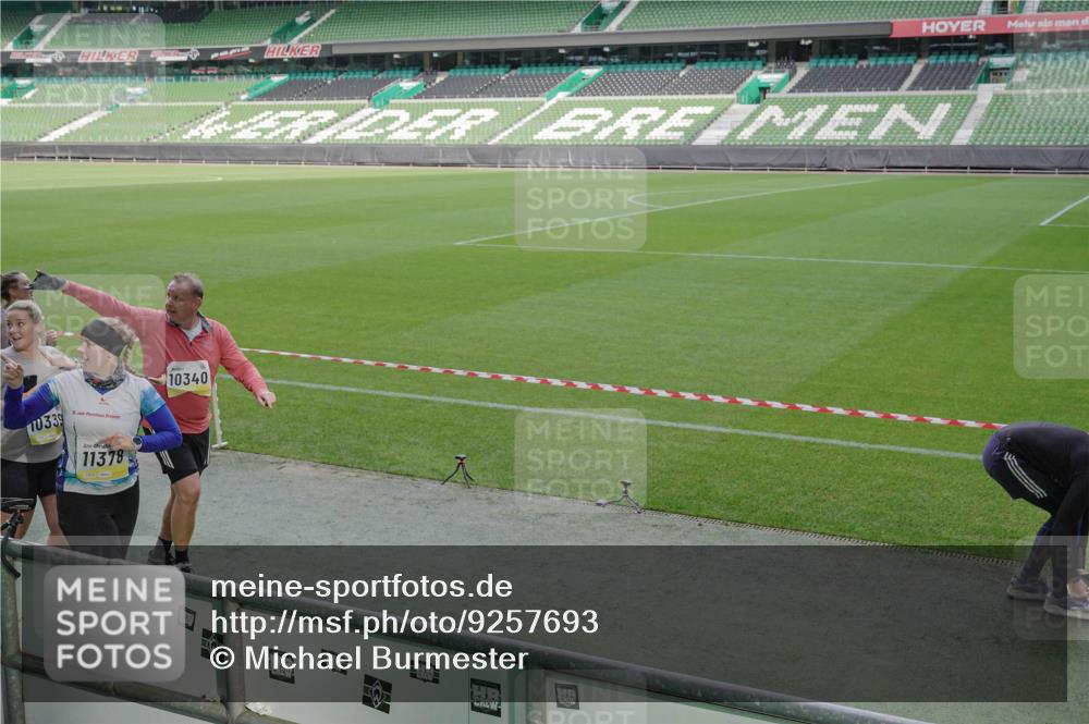 05.10.2025 - 20. swb-Marathon Bremen Michael Burmester http://msf.ph/oto/9257693 05.10.2025 10:45:18 Laufen im Stadion 7109, 7110, 8476, 9203, 9242, 9264, 9342, 9441, 9567, 9756, 9767, 9768, 9899, 9948, 9970, 10000, 10114, 10115, 10186, 10190, 10282, 10292, 10339, 10340, 10379, 10472, 10602, 10622, 10647, 10671, 10728, 10752, 10808, 10842, 10846, 10957, 11060, 11085, 11117, 11118, 11139, 11264, 11293, 11367, 11375, 11378, 11407, 11541, 11557, 7007, 8844, 9012, 9303, 9479, 9572, 9631, 9667, 10273, 10665, 10984, 11072, 11252, 11385, 11448, 11544 meine-sportfotos.de