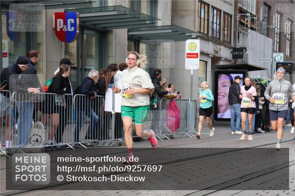 05.10.2025 - 20. swb-Marathon Bremen Strokosch-Dieckow http://msf.ph/oto/9257697 05.10.2025 10:58:32 Ziel 7163, 8585, 9346, 9349, 9359, 9370, 9518, 9540, 9542, 9601, 9622, 9714, 9847, 9977, 10080, 10263, 10357, 10560, 10561, 10588, 10591, 10607, 10679, 10871, 11078, 11290, 11483, 11612, 11651, 7163, 8585, 9346, 9349, 9359, 9370, 9518, 9540, 9542, 9601, 9622, 9714, 9847, 9977, 10080, 10263, 10357, 10560, 10561, 10588, 10591, 10607, 10679, 11290, 11483, 11612, 11651 meine-sportfotos.de