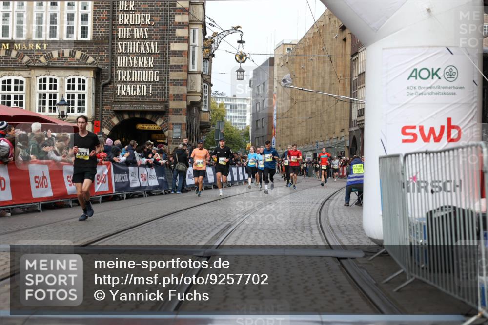 05.10.2025 - 20. swb-Marathon Bremen Yannick Fuchs http://msf.ph/oto/9257702 05.10.2025 10:47:26 Ziel 9411, 9670, 9711 meine-sportfotos.de