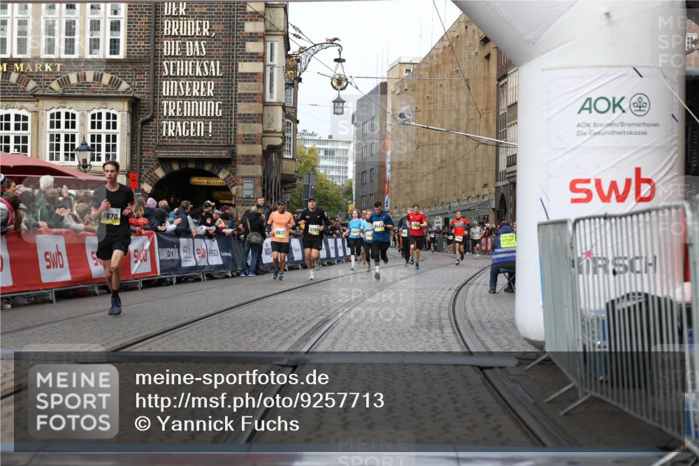 05.10.2025 - 20. swb-Marathon Bremen Yannick Fuchs http://msf.ph/oto/9257713 05.10.2025 10:47:26 Ziel 9411, 9670, 9711 meine-sportfotos.de