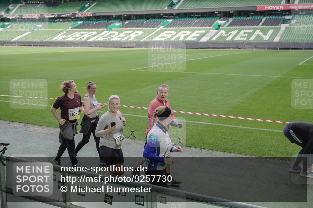05.10.2025 - 20. swb-Marathon Bremen Michael Burmester http://msf.ph/oto/9257730 05.10.2025 10:45:19 Laufen im Stadion 7109, 7110, 8476, 9203, 9242, 9264, 9342, 9441, 9567, 9756, 9767, 9768, 9899, 9948, 9970, 10000, 10114, 10115, 10186, 10190, 10282, 10292, 10339, 10340, 10379, 10472, 10602, 10622, 10647, 10671, 10728, 10752, 10808, 10842, 10846, 10957, 11060, 11085, 11117, 11118, 11139, 11264, 11293, 11367, 11375, 11378, 11407, 11541, 11557, 7007, 8844, 9012, 9303, 9479, 9572, 9631, 9667, 10273, 10665, 10984, 11072, 11252, 11293, 11385, 11448, 11544 meine-sportfotos.de