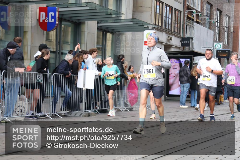 05.10.2025 - 20. swb-Marathon Bremen Strokosch-Dieckow http://msf.ph/oto/9257734 05.10.2025 10:58:34 Ziel 8585, 9346, 9349, 9370, 9518, 9540, 9542, 9601, 9622, 9847, 9977, 10080, 10263, 10357, 10560, 10561, 10588, 10591, 10594, 10607, 10679, 10871, 11290, 11483, 11612, 11651, 8585, 9346, 9349, 9370, 9518, 9540, 9542, 9601, 9622, 9847, 9977, 10080, 10263, 10357, 10560, 10561, 10588, 10591, 10594, 10607, 10679, 11290, 11483, 11612, 11651 meine-sportfotos.de