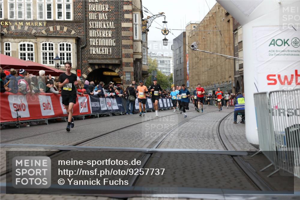 05.10.2025 - 20. swb-Marathon Bremen Yannick Fuchs http://msf.ph/oto/9257737 05.10.2025 10:47:26 Ziel 9411, 9670, 9711 meine-sportfotos.de