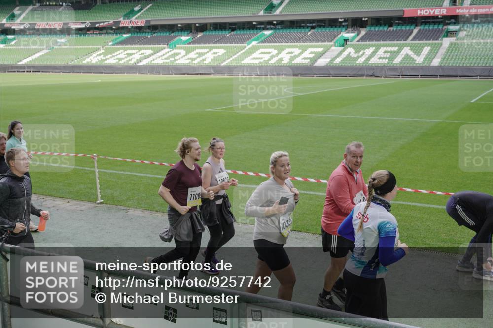 05.10.2025 - 20. swb-Marathon Bremen Michael Burmester http://msf.ph/oto/9257742 05.10.2025 10:45:19 Laufen im Stadion 7109, 7110, 8476, 9203, 9242, 9264, 9342, 9441, 9567, 9756, 9767, 9768, 9899, 9948, 9970, 10000, 10114, 10115, 10186, 10190, 10282, 10292, 10339, 10340, 10379, 10472, 10602, 10622, 10647, 10671, 10728, 10752, 10808, 10842, 10846, 10957, 11060, 11085, 11117, 11118, 11139, 11264, 11293, 11367, 11375, 11378, 11407, 11541, 11557, 7007, 8844, 9012, 9303, 9479, 9572, 9631, 9667, 10273, 10665, 10984, 11072, 11252, 11293, 11385, 11448, 11544 meine-sportfotos.de