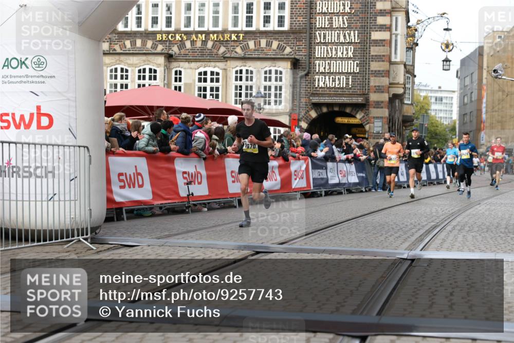 05.10.2025 - 20. swb-Marathon Bremen Yannick Fuchs http://msf.ph/oto/9257743 05.10.2025 10:47:27 Ziel 9411, 9428, 9670, 9711, 11705 meine-sportfotos.de