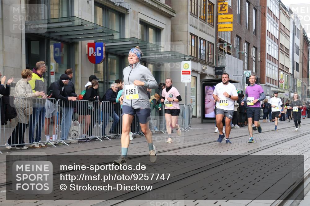 05.10.2025 - 20. swb-Marathon Bremen Strokosch-Dieckow http://msf.ph/oto/9257747 05.10.2025 10:58:34 Ziel 8585, 9346, 9349, 9370, 9518, 9540, 9542, 9601, 9622, 9847, 9977, 10080, 10263, 10357, 10560, 10561, 10588, 10591, 10594, 10607, 10679, 10871, 11290, 11483, 11612, 11651, 8585, 9346, 9349, 9370, 9518, 9540, 9542, 9601, 9622, 9847, 9977, 10080, 10263, 10357, 10560, 10561, 10588, 10591, 10594, 10607, 10679, 11290, 11483, 11612, 11651 meine-sportfotos.de