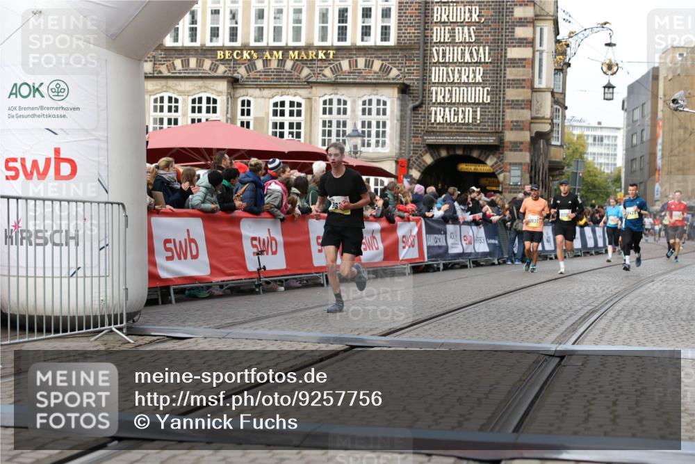 05.10.2025 - 20. swb-Marathon Bremen Yannick Fuchs http://msf.ph/oto/9257756 05.10.2025 10:47:27 Ziel 9411, 9428, 9670, 9711, 11705 meine-sportfotos.de