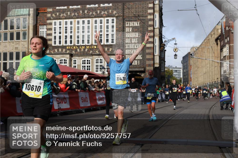 05.10.2025 - 20. swb-Marathon Bremen Yannick Fuchs http://msf.ph/oto/9257757 05.10.2025 10:56:01 Ziel 7147, 9521, 9871, 10253, 10385, 10610, 10653, 10654, 10921, 11052, 11249, 11439 meine-sportfotos.de