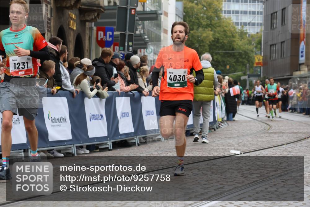 05.10.2025 - 20. swb-Marathon Bremen Strokosch-Dieckow http://msf.ph/oto/9257758 05.10.2025 12:55:06 Ziel 1231, 2151, 4030, 4807 meine-sportfotos.de