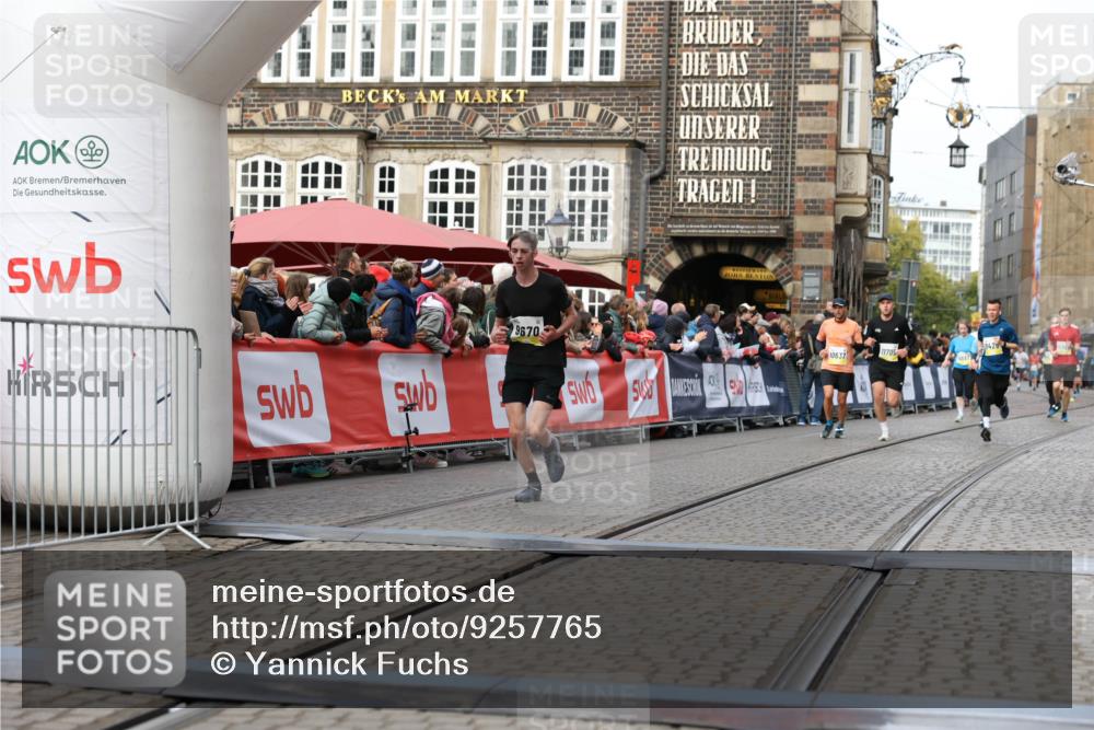 05.10.2025 - 20. swb-Marathon Bremen Yannick Fuchs http://msf.ph/oto/9257765 05.10.2025 10:47:27 Ziel 9411, 9428, 9670, 9711, 11705 meine-sportfotos.de