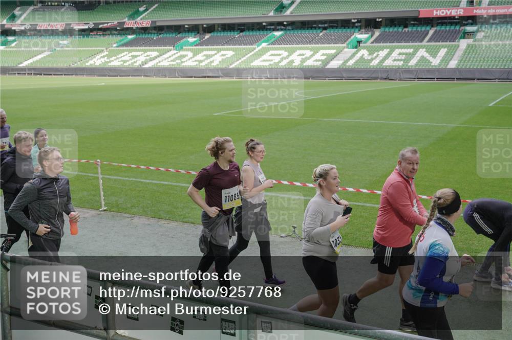 05.10.2025 - 20. swb-Marathon Bremen Michael Burmester http://msf.ph/oto/9257768 05.10.2025 10:45:20 Laufen im Stadion 7109, 7110, 8476, 9203, 9242, 9264, 9342, 9441, 9567, 9756, 9767, 9768, 9899, 9948, 9970, 10000, 10114, 10115, 10186, 10190, 10282, 10292, 10339, 10340, 10379, 10472, 10602, 10622, 10647, 10671, 10728, 10752, 10808, 10842, 10846, 10957, 11060, 11085, 11117, 11118, 11139, 11264, 11367, 11375, 11378, 11407, 11541, 11557, 7007, 9012, 9303, 9479, 9572, 9631, 9667, 10273, 10665, 10984, 11072, 11252, 11293, 11385, 11448, 11544 meine-sportfotos.de