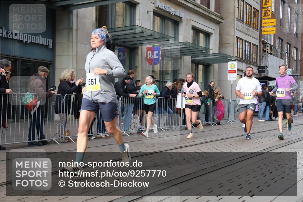 05.10.2025 - 20. swb-Marathon Bremen Strokosch-Dieckow http://msf.ph/oto/9257770 05.10.2025 10:58:35 Ziel 8585, 9346, 9349, 9370, 9518, 9540, 9542, 9601, 9622, 9847, 9977, 10080, 10263, 10357, 10560, 10561, 10588, 10594, 10607, 11290, 11483, 11612, 11651, 8585, 9346, 9349, 9370, 9518, 9540, 9542, 9601, 9622, 9847, 9977, 10080, 10263, 10357, 10560, 10561, 10588, 10594, 10607, 11290, 11483, 11612, 11651 meine-sportfotos.de