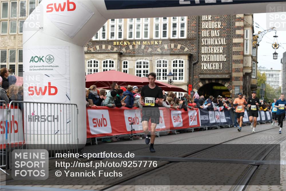 05.10.2025 - 20. swb-Marathon Bremen Yannick Fuchs http://msf.ph/oto/9257776 05.10.2025 10:47:27 Ziel 9411, 9428, 9670, 9711, 11705 meine-sportfotos.de