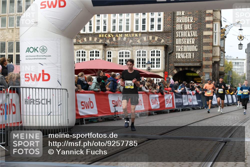 05.10.2025 - 20. swb-Marathon Bremen Yannick Fuchs http://msf.ph/oto/9257785 05.10.2025 10:47:27 Ziel 9411, 9428, 9670, 9711, 11705 meine-sportfotos.de