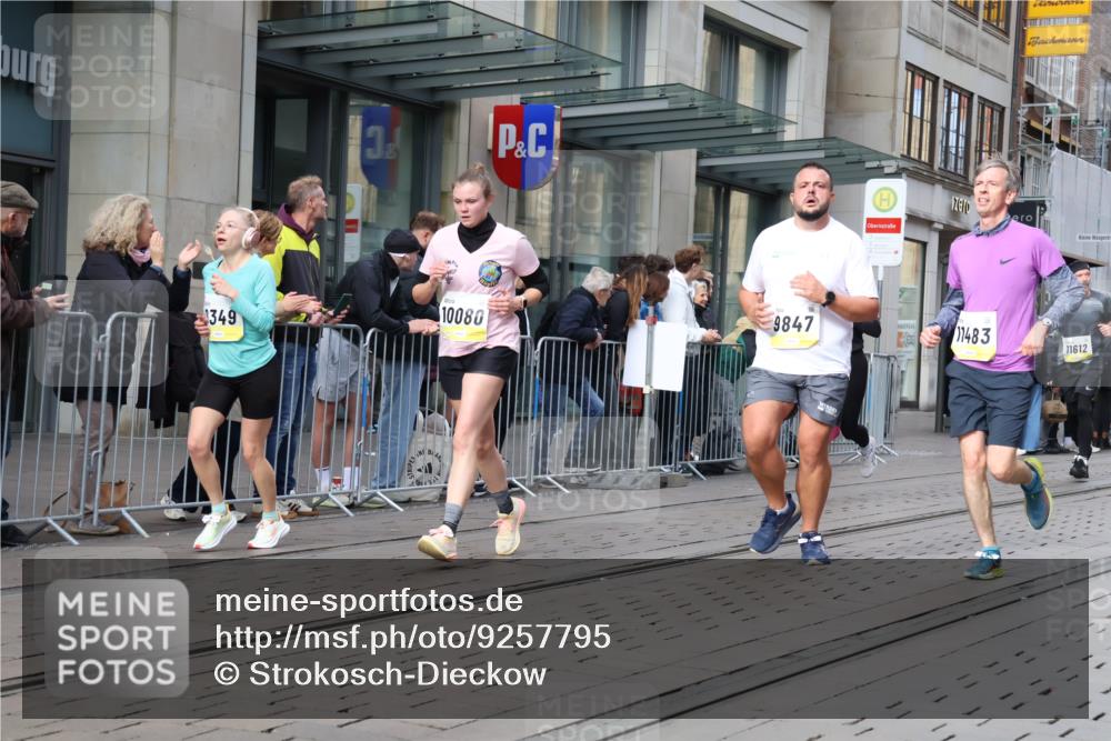 05.10.2025 - 20. swb-Marathon Bremen Strokosch-Dieckow http://msf.ph/oto/9257795 05.10.2025 10:58:36 Ziel 9346, 9349, 9518, 9540, 9542, 9601, 9692, 9847, 9977, 10080, 10263, 10357, 10560, 10561, 10588, 10594, 10607, 11290, 11483, 11612, 11651, 9346, 9349, 9518, 9540, 9542, 9601, 9692, 9847, 9977, 10080, 10263, 10357, 10560, 10561, 10588, 10594, 10607, 11290, 11483, 11612, 11651 meine-sportfotos.de