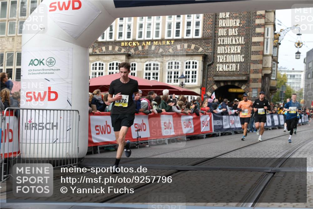 05.10.2025 - 20. swb-Marathon Bremen Yannick Fuchs http://msf.ph/oto/9257796 05.10.2025 10:47:28 Ziel 9428, 9670, 9711, 10637, 11705 meine-sportfotos.de