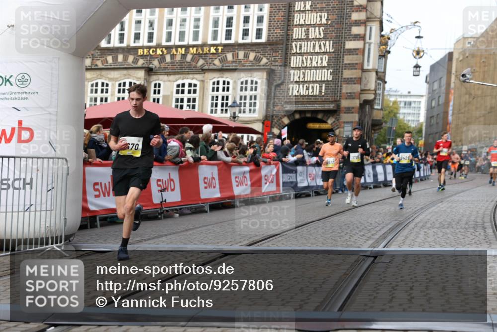 05.10.2025 - 20. swb-Marathon Bremen Yannick Fuchs http://msf.ph/oto/9257806 05.10.2025 10:47:28 Ziel 9428, 9670, 9711, 10637, 11705 meine-sportfotos.de