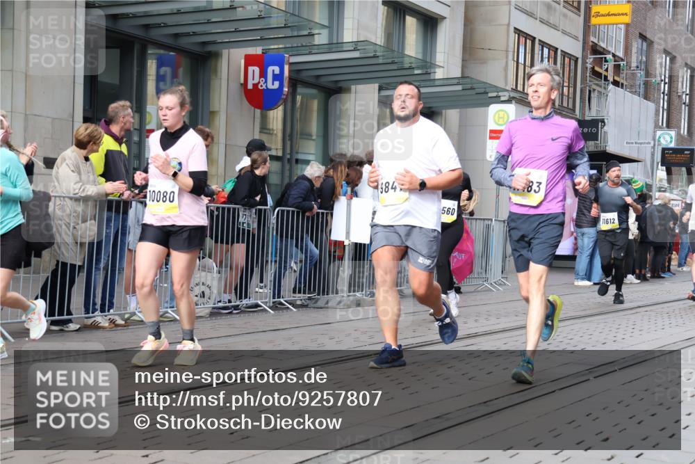 05.10.2025 - 20. swb-Marathon Bremen Strokosch-Dieckow http://msf.ph/oto/9257807 05.10.2025 10:58:36 Ziel 9346, 9349, 9518, 9540, 9542, 9601, 9692, 9847, 9977, 10080, 10263, 10357, 10560, 10561, 10588, 10594, 10607, 11290, 11483, 11612, 11651, 9346, 9349, 9518, 9540, 9542, 9601, 9692, 9847, 9977, 10080, 10263, 10357, 10560, 10561, 10588, 10594, 10607, 11290, 11483, 11612, 11651 meine-sportfotos.de