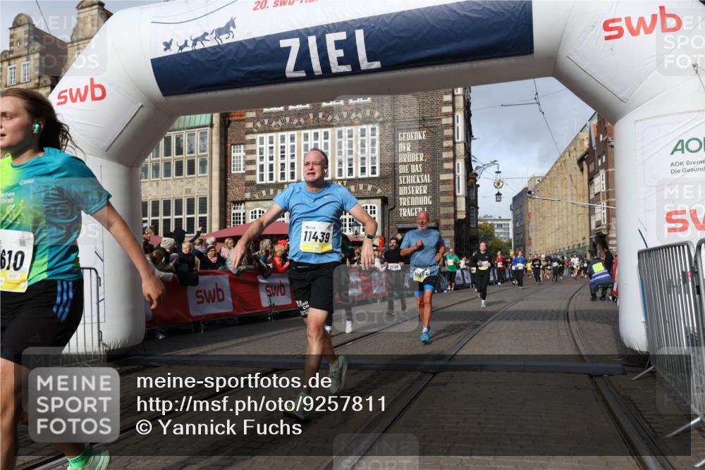 05.10.2025 - 20. swb-Marathon Bremen Yannick Fuchs http://msf.ph/oto/9257811 05.10.2025 10:56:01 Ziel 7147, 9521, 9871, 10253, 10385, 10610, 10653, 10654, 10921, 11052, 11249, 11439 meine-sportfotos.de