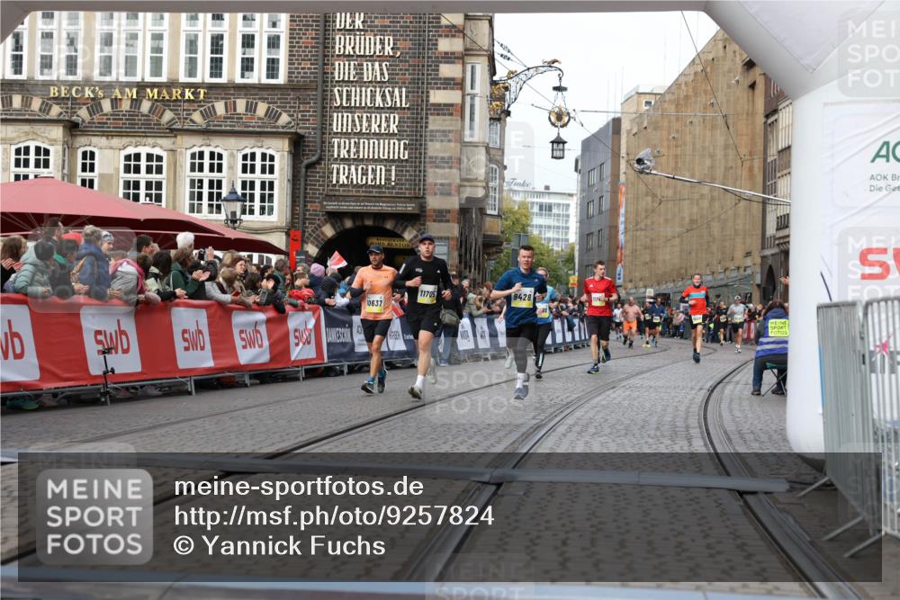 05.10.2025 - 20. swb-Marathon Bremen Yannick Fuchs http://msf.ph/oto/9257824 05.10.2025 10:47:28 Ziel 9428, 9670, 9711, 10637, 11705 meine-sportfotos.de