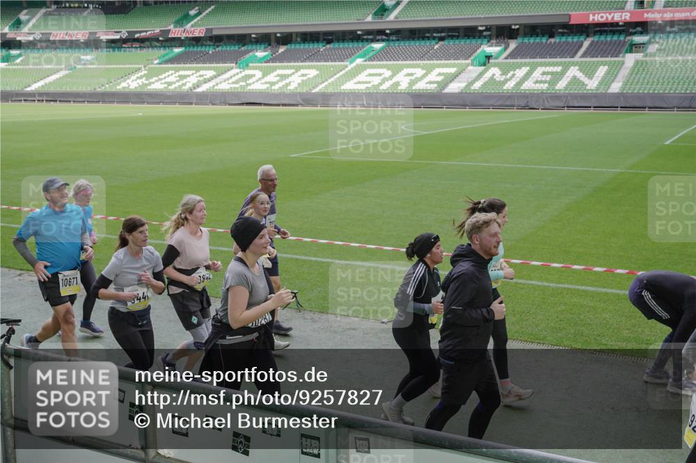 05.10.2025 - 20. swb-Marathon Bremen Michael Burmester http://msf.ph/oto/9257827 05.10.2025 10:45:22 Laufen im Stadion 7109, 7110, 8476, 9203, 9242, 9264, 9342, 9441, 9567, 9756, 9767, 9768, 9899, 9948, 9970, 10000, 10114, 10115, 10186, 10190, 10201, 10282, 10292, 10339, 10340, 10379, 10472, 10602, 10622, 10647, 10671, 10728, 10752, 10808, 10842, 10846, 10957, 11060, 11085, 11117, 11118, 11139, 11264, 11367, 11375, 11378, 11407, 11541, 11557, 7007, 9012, 9303, 9479, 9572, 9631, 9667, 10273, 10665, 10984, 11072, 11293, 11385, 11448, 11544 meine-sportfotos.de