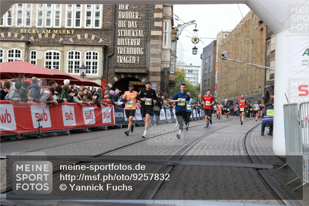 05.10.2025 - 20. swb-Marathon Bremen Yannick Fuchs http://msf.ph/oto/9257832 05.10.2025 10:47:28 Ziel 9428, 9670, 9711, 10637, 11705 meine-sportfotos.de