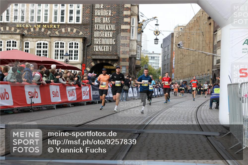 05.10.2025 - 20. swb-Marathon Bremen Yannick Fuchs http://msf.ph/oto/9257839 05.10.2025 10:47:28 Ziel 9428, 9670, 9711, 10637, 11705 meine-sportfotos.de