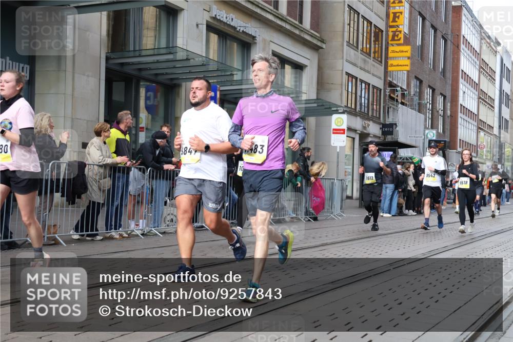 05.10.2025 - 20. swb-Marathon Bremen Strokosch-Dieckow http://msf.ph/oto/9257843 05.10.2025 10:58:37 Ziel 9346, 9349, 9518, 9542, 9601, 9692, 9847, 9977, 10039, 10080, 10263, 10353, 10357, 10560, 10561, 10588, 10594, 10607, 11290, 11483, 11612, 11651, 9346, 9349, 9518, 9542, 9601, 9692, 9847, 9977, 10039, 10080, 10263, 10353, 10357, 10560, 10561, 10588, 10594, 10607, 11290, 11483, 11612, 11651 meine-sportfotos.de