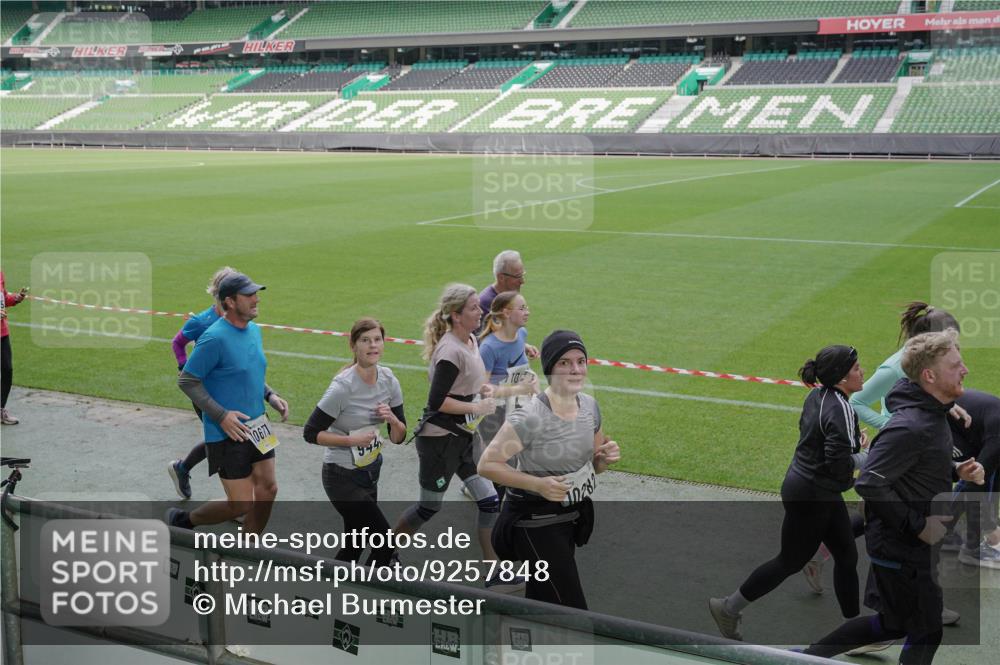 05.10.2025 - 20. swb-Marathon Bremen Michael Burmester http://msf.ph/oto/9257848 05.10.2025 10:45:22 Laufen im Stadion 7109, 7110, 8476, 9203, 9242, 9264, 9342, 9441, 9567, 9756, 9767, 9768, 9899, 9948, 9970, 10000, 10114, 10115, 10186, 10190, 10201, 10282, 10292, 10339, 10340, 10379, 10472, 10602, 10622, 10647, 10671, 10728, 10752, 10808, 10842, 10846, 10957, 11060, 11085, 11117, 11118, 11139, 11264, 11367, 11375, 11378, 11407, 11541, 11557, 7007, 9012, 9303, 9479, 9572, 9631, 9667, 10273, 10665, 10984, 11072, 11293, 11385, 11448, 11544 meine-sportfotos.de