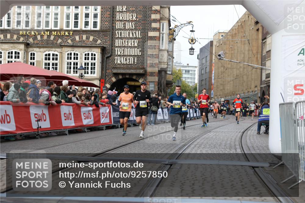 05.10.2025 - 20. swb-Marathon Bremen Yannick Fuchs http://msf.ph/oto/9257850 05.10.2025 10:47:28 Ziel 9428, 9670, 9711, 10637, 11705 meine-sportfotos.de