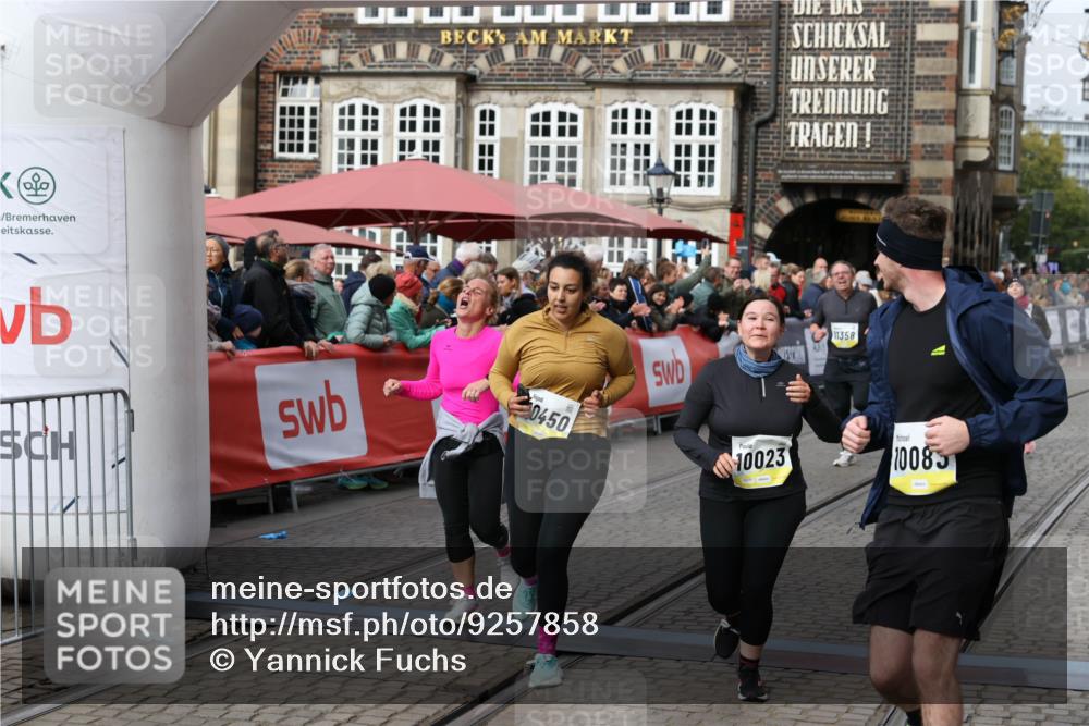 05.10.2025 - 20. swb-Marathon Bremen Yannick Fuchs http://msf.ph/oto/9257858 05.10.2025 11:16:32 Ziel 10023, 10083, 10379, 10450, 11029, 11358, 11404 meine-sportfotos.de