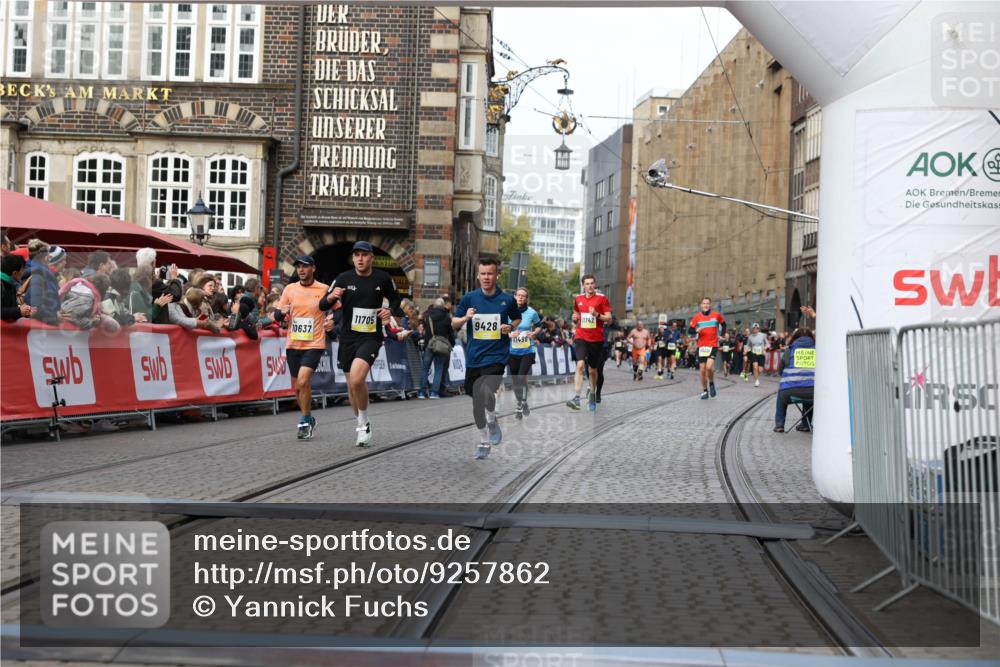 05.10.2025 - 20. swb-Marathon Bremen Yannick Fuchs http://msf.ph/oto/9257862 05.10.2025 10:47:29 Ziel 9428, 9670, 9711, 10637, 10667, 11498, 11705 meine-sportfotos.de