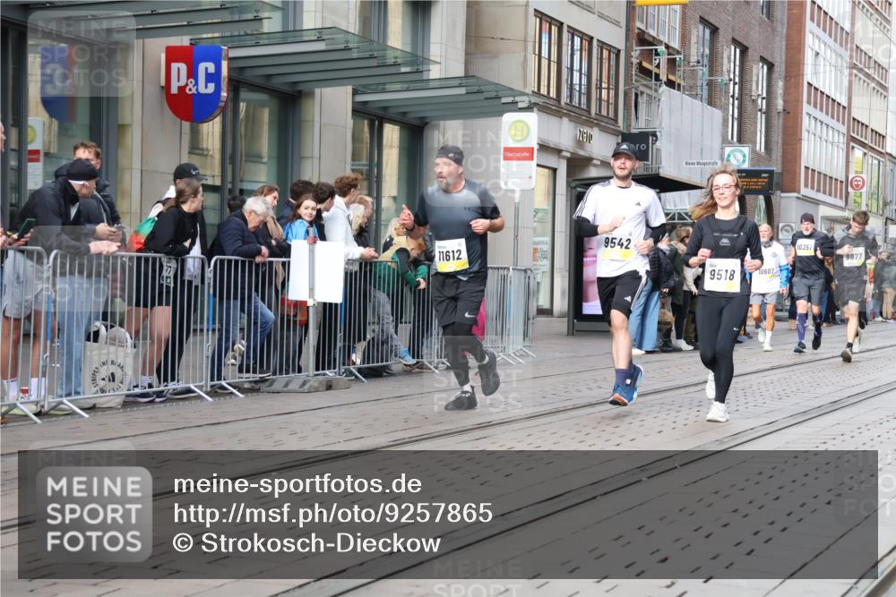 05.10.2025 - 20. swb-Marathon Bremen Strokosch-Dieckow http://msf.ph/oto/9257865 05.10.2025 10:58:38 Ziel 9219, 9349, 9518, 9542, 9601, 9692, 9847, 9977, 10039, 10080, 10143, 10263, 10353, 10357, 10560, 10561, 10588, 10594, 10607, 11290, 11483, 11612, 11651, 9219, 9349, 9518, 9542, 9601, 9692, 9847, 9977, 10039, 10080, 10143, 10263, 10353, 10357, 10560, 10561, 10588, 10594, 10607, 11290, 11483, 11612, 11651 meine-sportfotos.de