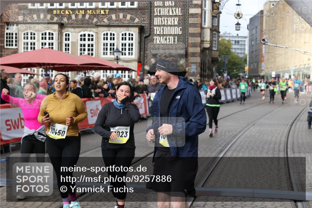 05.10.2025 - 20. swb-Marathon Bremen Yannick Fuchs http://msf.ph/oto/9257886 05.10.2025 11:16:32 Ziel 10023, 10083, 10379, 10450, 11029, 11358, 11404 meine-sportfotos.de