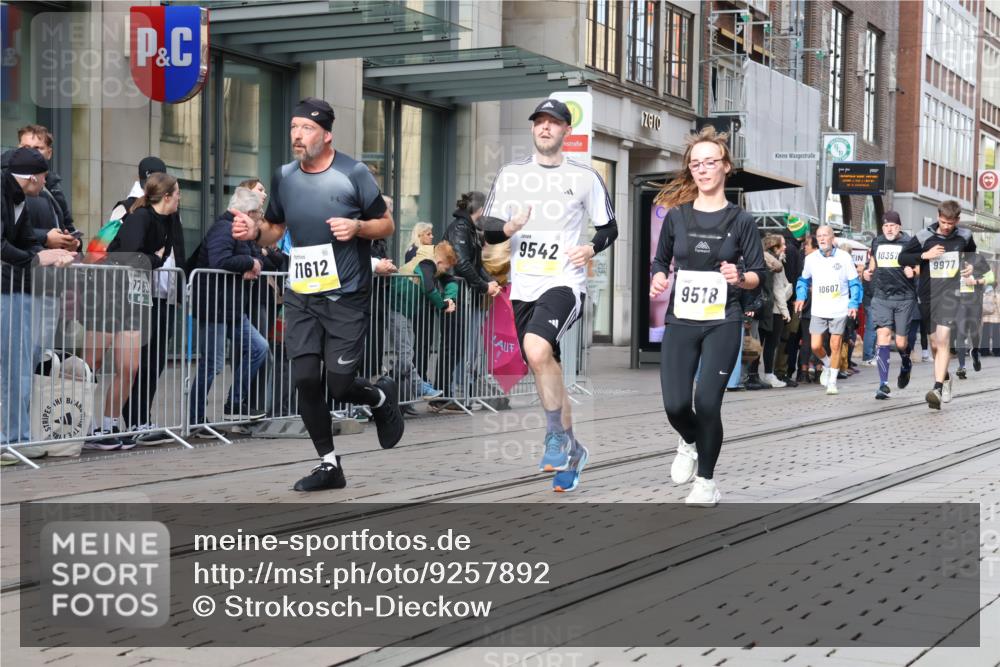 05.10.2025 - 20. swb-Marathon Bremen Strokosch-Dieckow http://msf.ph/oto/9257892 05.10.2025 10:58:39 Ziel 9219, 9349, 9518, 9542, 9601, 9692, 9847, 9977, 10039, 10080, 10143, 10263, 10353, 10357, 10560, 10561, 10588, 10594, 10607, 11290, 11483, 11612, 11651, 9219, 9349, 9518, 9542, 9601, 9692, 9847, 9977, 10039, 10080, 10143, 10263, 10353, 10357, 10560, 10561, 10588, 10594, 10607, 11290, 11483, 11612, 11651 meine-sportfotos.de