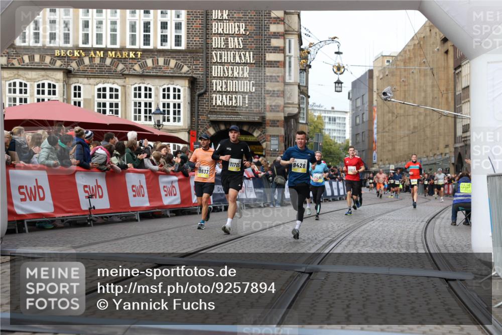 05.10.2025 - 20. swb-Marathon Bremen Yannick Fuchs http://msf.ph/oto/9257894 05.10.2025 10:47:29 Ziel 9428, 9670, 9711, 10637, 10667, 11498, 11705 meine-sportfotos.de