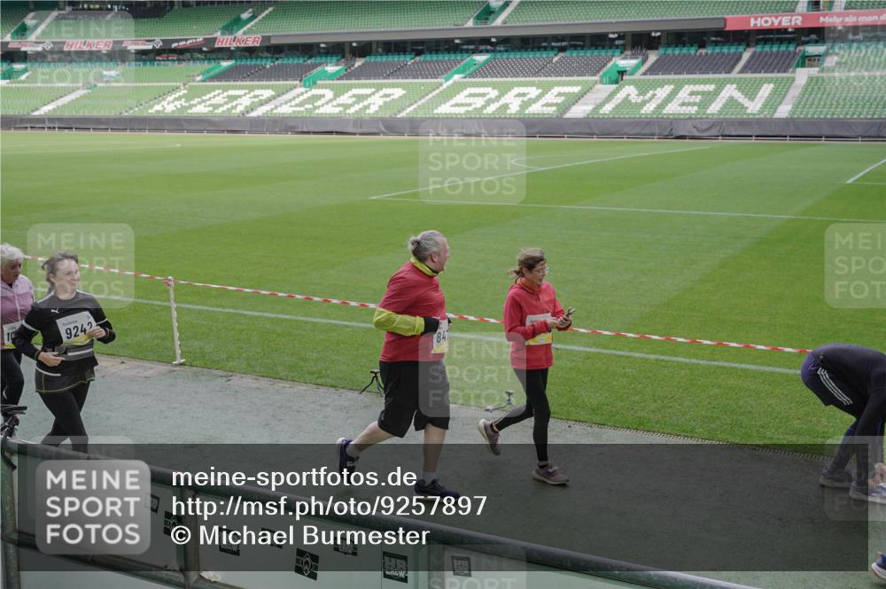 05.10.2025 - 20. swb-Marathon Bremen Michael Burmester http://msf.ph/oto/9257897 05.10.2025 10:45:25 Laufen im Stadion 7109, 7110, 8476, 9203, 9242, 9264, 9342, 9441, 9567, 9756, 9767, 9768, 9948, 9970, 10000, 10114, 10115, 10186, 10190, 10201, 10282, 10292, 10339, 10340, 10379, 10472, 10602, 10622, 10647, 10671, 10728, 10752, 10808, 10842, 10846, 10957, 11020, 11029, 11060, 11068, 11085, 11117, 11118, 11139, 11264, 11367, 11375, 11378, 11407, 11541, 11557, 7007, 9012, 9303, 9479, 9567, 9631, 9667, 9899, 10273, 10665, 10984, 11072, 11293, 11385, 11448, 11544, 11557 meine-sportfotos.de