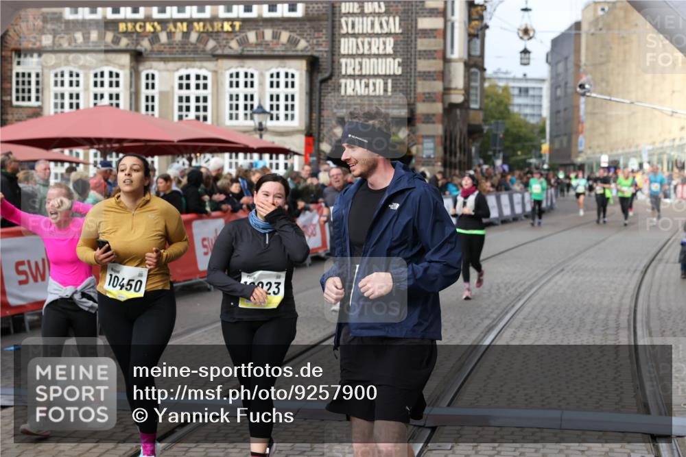 05.10.2025 - 20. swb-Marathon Bremen Yannick Fuchs http://msf.ph/oto/9257900 05.10.2025 11:16:32 Ziel 10023, 10083, 10379, 10450, 11029, 11358, 11404 meine-sportfotos.de
