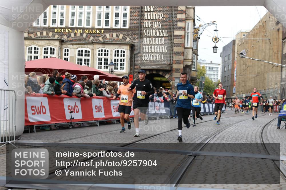 05.10.2025 - 20. swb-Marathon Bremen Yannick Fuchs http://msf.ph/oto/9257904 05.10.2025 10:47:29 Ziel 9428, 9670, 9711, 10637, 10667, 11498, 11705 meine-sportfotos.de