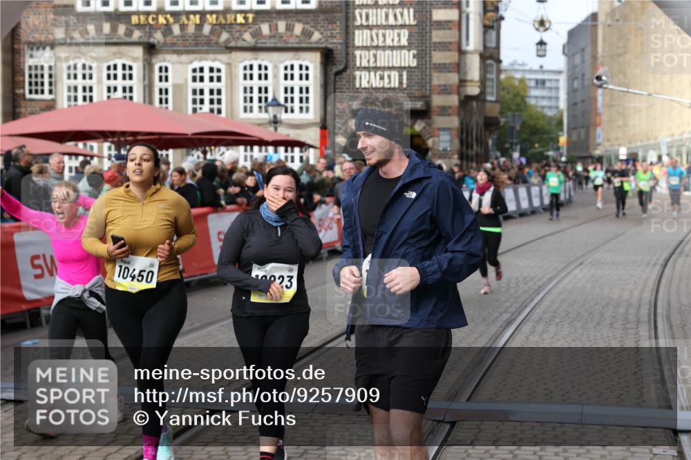 05.10.2025 - 20. swb-Marathon Bremen Yannick Fuchs http://msf.ph/oto/9257909 05.10.2025 11:16:32 Ziel 10023, 10083, 10379, 10450, 11029, 11358, 11404 meine-sportfotos.de