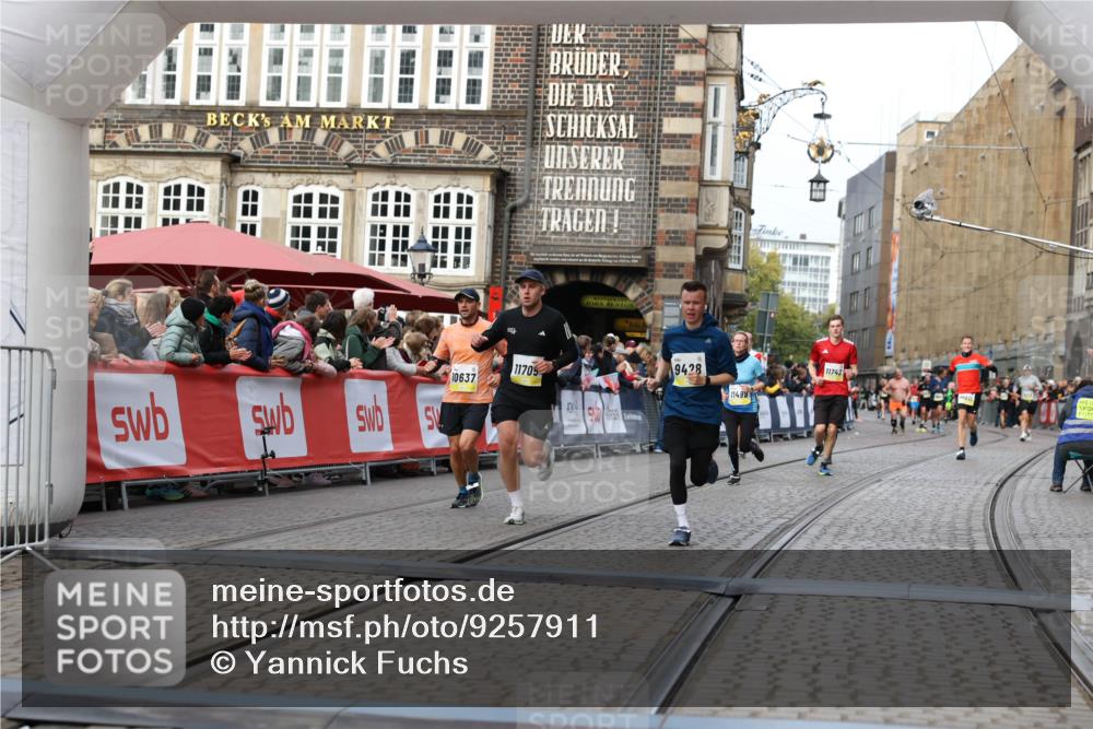 05.10.2025 - 20. swb-Marathon Bremen Yannick Fuchs http://msf.ph/oto/9257911 05.10.2025 10:47:30 Ziel 9428, 9670, 10637, 10667, 11498, 11705, 11742 meine-sportfotos.de