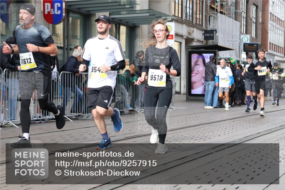 05.10.2025 - 20. swb-Marathon Bremen Strokosch-Dieckow http://msf.ph/oto/9257915 05.10.2025 10:58:39 Ziel 9219, 9349, 9518, 9542, 9601, 9692, 9847, 9977, 10039, 10080, 10143, 10263, 10353, 10357, 10560, 10561, 10588, 10594, 10607, 11290, 11483, 11612, 11651, 9219, 9349, 9518, 9542, 9601, 9692, 9847, 9977, 10039, 10080, 10143, 10263, 10353, 10357, 10560, 10561, 10588, 10594, 10607, 11290, 11483, 11612, 11651 meine-sportfotos.de