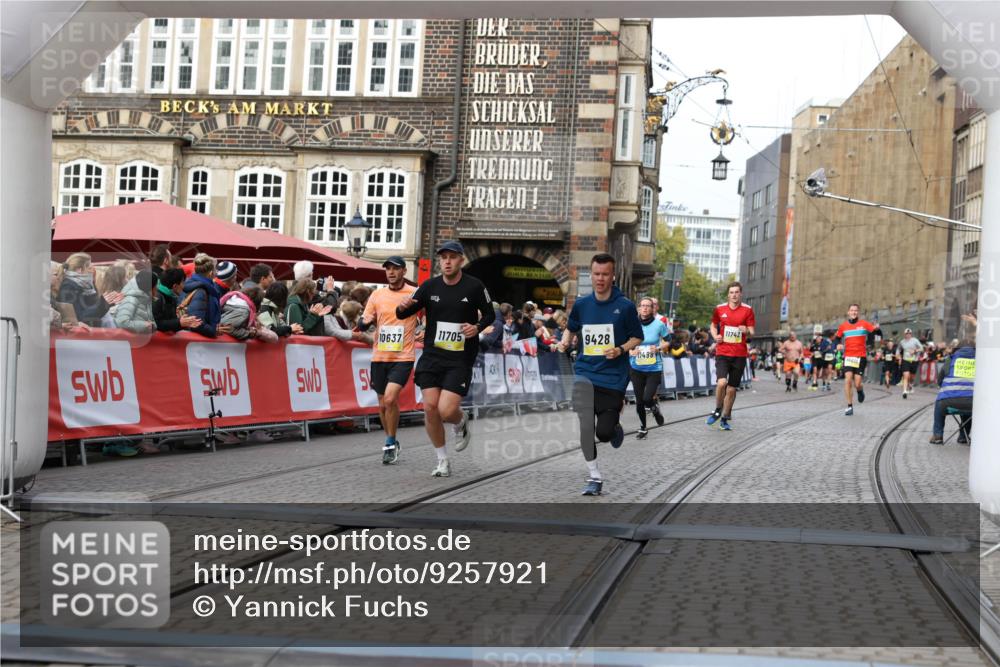 05.10.2025 - 20. swb-Marathon Bremen Yannick Fuchs http://msf.ph/oto/9257921 05.10.2025 10:47:30 Ziel 9428, 9670, 10637, 10667, 11498, 11705, 11742 meine-sportfotos.de