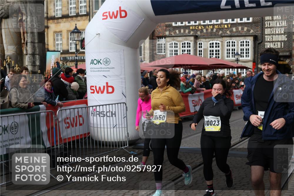 05.10.2025 - 20. swb-Marathon Bremen Yannick Fuchs http://msf.ph/oto/9257927 05.10.2025 11:16:33 Ziel 10023, 10083, 10379, 10450, 11029, 11358, 11404 meine-sportfotos.de